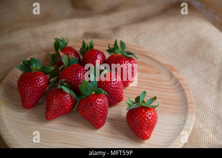 Erdbeeren auf Holz- Gericht. Immer noch leben. Stockfoto