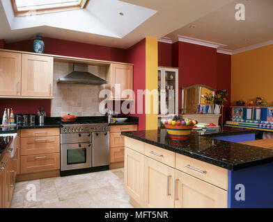 Ein modernes, Küche mit Holz Einheiten, zentrale Insel, Granit Arbeitsplatten, Dachfenster, Edelstahl Backofen Stockfoto