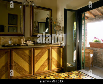 Landhausstil Badezimmer mit Waschbecken aus Holz Schrank, Stockfoto