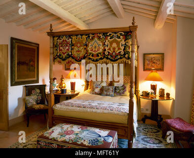 Italienischen Landhausstil Schlafzimmer mit Balkendecke und einem Himmelbett mit Baldachin Stockfoto