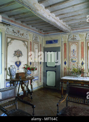 Zimmer im italienischen Villa mit bemalten Wänden und Beistelltisch mit blauen und weißen Vasen, Stockfoto