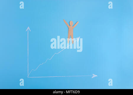 Person aus Papier stehen auf Graph. Konzept gewinnen Stockfoto
