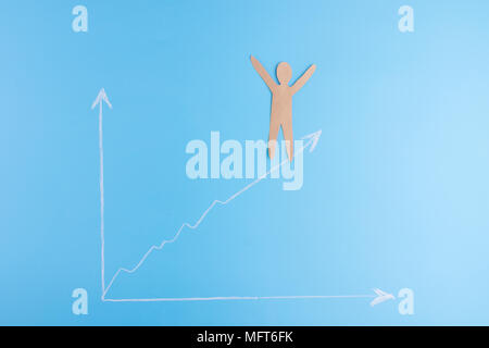 Person aus Papier stehen auf Graph. Konzept gewinnen Stockfoto