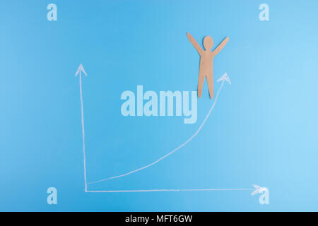 Person aus Papier stehen auf Graph. Konzept gewinnen Stockfoto