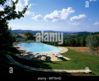 Lounge Sessel durch einen Außenpool mit Panoramablick. Stockfoto