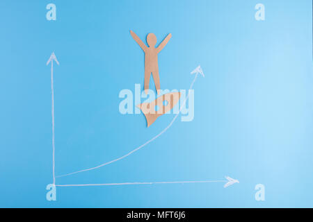 Person aus Papier stehen auf Graph. Konzept gewinnen Stockfoto