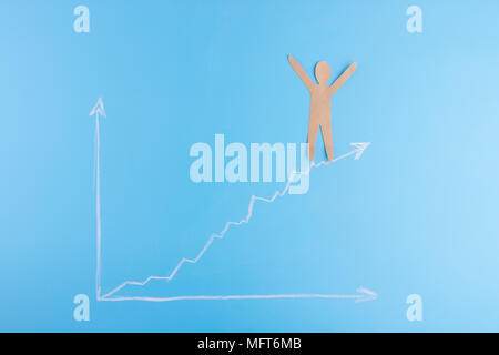 Person aus Papier stehen auf Graph. Konzept gewinnen Stockfoto