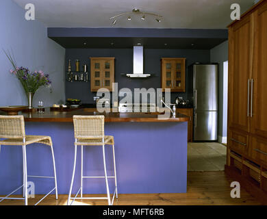 Moderne, in Blau Küche zentrale Insel Einheit Frühstück bar gewebt rattan Hocker Stühle Interieur küchen Küche - Diner Diners coole Farben Stockfoto