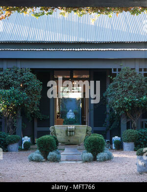 Von außen ein Bungalow Eingang mit Garten im japanischen Stil. Stockfoto
