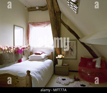 Landhausstil Schlafzimmer mit Dachschräge Balken kiefer Bett mit weißer Bettwäsche Stockfoto