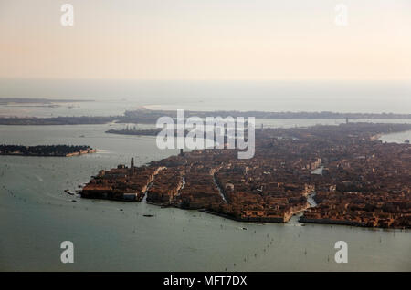 Luftaufnahme von Venedig, Italien, aus dem Westen: Rio Santa Caterina, Cannaregio im Vordergrund. Stockfoto