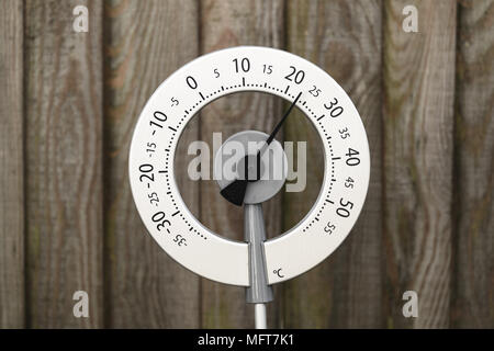 Ein runder, Kunststoff garten Thermometer zeigt eine Temperatur von zwanzig (23) Grad Celsius. Stockfoto