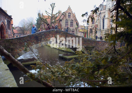 Bonifatius Bonifatiusbrug (Brücke): eine schmale, hübsche kleine alte Brücke über den Kanal Bakkersrei an der Ecke Hof Ārents (ārents Park), Brügge, Belg Stockfoto