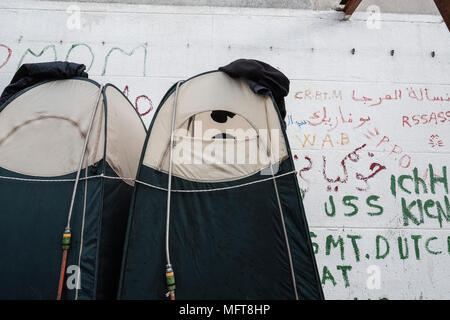 Außerhalb einer verlassenen Fabrik in der Nähe der serbisch-kroatischen Grenze ein Wanderarbeitnehmer aus dem Iran Duschen in einem mobile Dusche von der internationalen Hilfsorganisationen zur Verfügung gestellt. Sid ist eine Stadt im Bezirk Srem der autonomen Provinz Vojvodina, Serbien. Die Stadt von Sid ist direkt neben der Serbischen Ð kroatischen Grenze entfernt. Die balkanroute wurde offiziell vor über einem Jahr mit Kroatien und Ungarn Erhöhung der Sicherheit der Grenzen, die Migranten und Flüchtlinge in Serbien klemmt geführt hat geschlossen. Während die Grenzen um Serbien angezogen gibt es noch versucht Grenze c Stockfoto