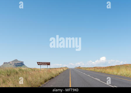 OLIVIERSHOEK PASS, SÜDAFRIKA - MÄRZ 14, 2018: Turn-off des R74-Straße und der Retiefklip Kaalvoet Vrou, zwei historische Stätten im Free State Stockfoto