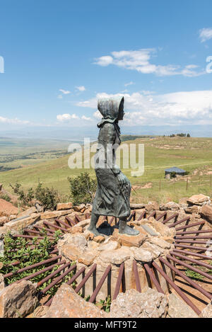 RETIEF PASS, SÜDAFRIKA - 14. MÄRZ 2018: Denkmal der Kaalvoet Vrou (barfuß Frau) an Retief Pass, wo die Voortrekkers die Drakens herab Stockfoto