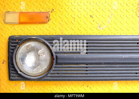 Close up Scheinwerfer der Alten gelben Lkw Auto. Stockfoto