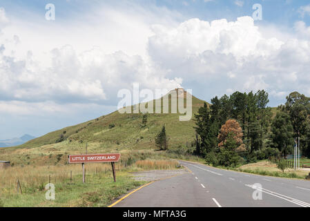 OLIVIERSHOEK PASS, SÜDAFRIKA - 14. MÄRZ 2018: die Abzweigung nach kleinen Schweiz, einem Ferienort im Oliviershoek Pass in Kwazulu-Natal Stockfoto