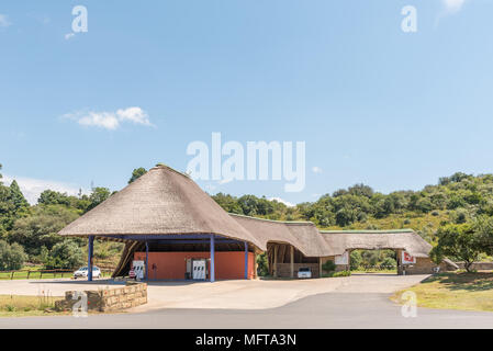 OLIVIERSHOEK PASS, SÜDAFRIKA - 14. MÄRZ 2018: eine Tankstelle am Eingang zur Kleinen Schweiz, einem Ferienort im Oliviershoek Pass in Kw Stockfoto