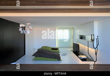 Stock Kissen vor Breitbildfernseher in moderne Zimmer Stockfoto