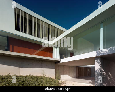 Von außen ein modernes Haus auf verschiedenen Ebenen mit rot lackierten Wand Stockfoto