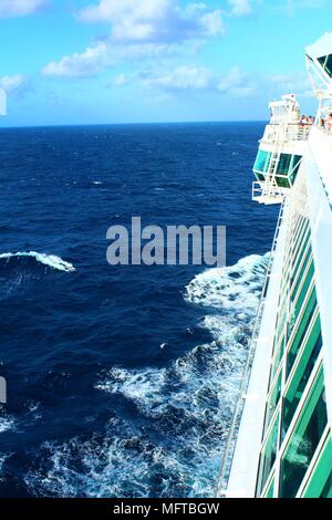 Karibik - Februar 2018: Die marella Discovery (TUI - vormals Thomson) Kreuzfahrt Schiff fährt durch das Karibische Meer. Stockfoto