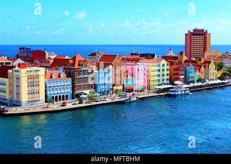 WILLEMSTAD, Curacao - FEBRUAR 2018: Ein Blick auf die Innenstadt von Willemstad von der Spitze eines Kreuzfahrtschiffs in Willemstad Hafen angedockt. Stockfoto