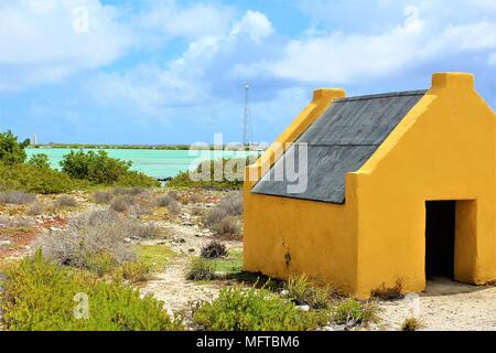 Eine der vielen verlassenen, ehemaligen Sklaven Häuser auf der Insel Bonaire, Niederländische Antillen. Februar 2018 Stockfoto