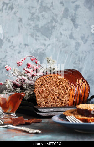 Schnitt von hausgemachte Schokolade Brot mit Schokoladenglasur, im neuen Jahr Dekorationen Stockfoto