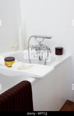 Badewanne mit Chrom mixer Einbau tippen Stockfoto