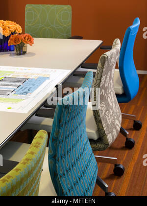 Bürostühle am Tisch Stockfoto