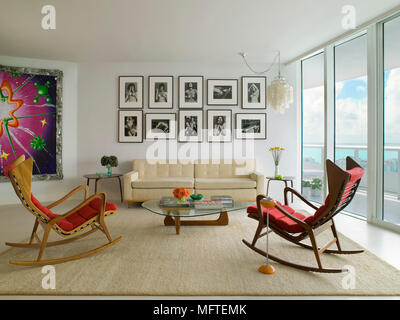 Paar Schaukelstühle Sofa in der modernen Wohnzimmer mit Isamu Noguchi Coffee Table Stockfoto