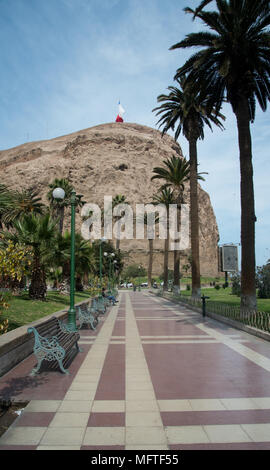 Promenade am Meer in Arica Chile mit der Festung auf dem Hügel Stockfoto