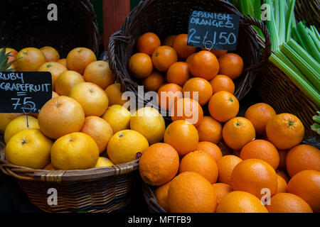 Orangen, frisch zum Verkauf auf einem Straßenmarkt in Borough markets in London, UK. Stockfoto