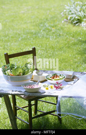 Tisch für das Mittagessen im Garten. Stockfoto