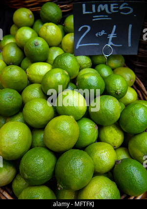 Frische Limetten zum Verkauf auf einem straßenmarkt an der Borough Market, London, UK. Stockfoto