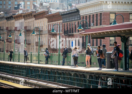 Wochenende der u-bahn Fahrer warten auf einen Zug in Morningside Heights an der 125th Street Station in der New Yorker U-Bahn am Samstag, 21. April 2018. Da in der Regel der Fall ist, Wartungsarbeiten am Wochenende getan, stört die Frequenz und die Routen von mehreren U-Bahn-Linien. (Â© Richard B. Levine) Stockfoto