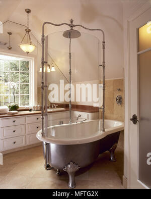 Badezimmer mit Edwardianischen Stil frei stehende Badewanne USA Stockfoto