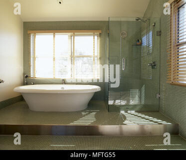 Modernes Badezimmer freistehende Badewanne mit Mosaikfliesen flor Wänden, Glas Fenster Jalousien Interieur Bäder Bäder duschen Duschkabinen Stockfoto