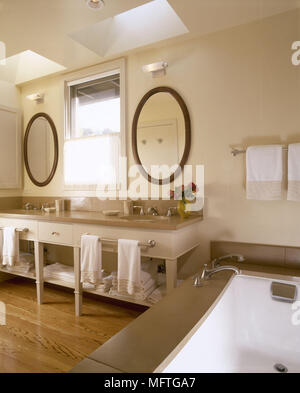 Moderne neutrale Badezimmer Doppelwaschbecken auf Schrank Badewanne set Oberlichter Inneneinrichtung Badezimmer Waschbecken Bäder natürliche Farben Stockfoto