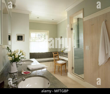 Moderne blassgrün Badezimmer Doppelwaschbecken aus Marmor gerät Duschkabine Badewanne Inneneinrichtung Badezimmer Waschbecken Badewannen Duschen Stockfoto