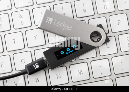 Ledger hardware Wallet für cryptocurrency mit bitcoin Auswahl auf dem Display Stockfoto