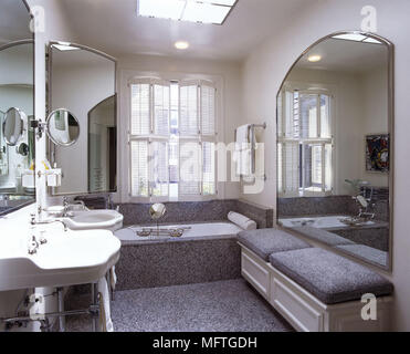 Im traditionellen Stil Badezimmer mit zwei Waschbecken im viktorianischen Stil und Lagerung Sitze USA Stockfoto