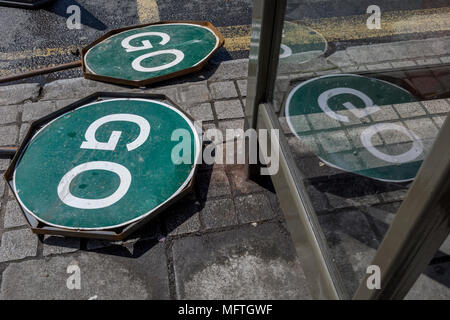 Zwei GO-Verkehr Verkehrszeichen liegen an der Straße im East Dulwich, am 26. April 2018 in London, England. Stockfoto