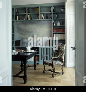 Esszimmer durch offene Türen mit gepolstertem Sessel gesehen Stockfoto