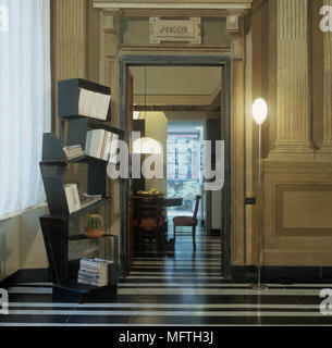 Flur mit Bücherregal, Lampe und in ein anderes Zimmer. Stockfoto