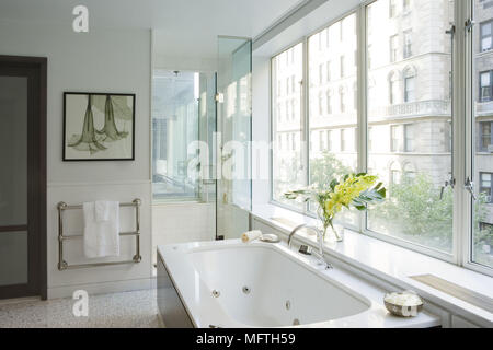 Badewanne unter Fenster in der modernen Bad mit Duschkabine Stockfoto