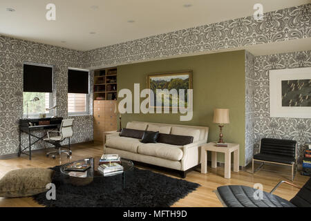 Glas Couchtisch vor Sofa in moderne Wohnzimmer Stockfoto