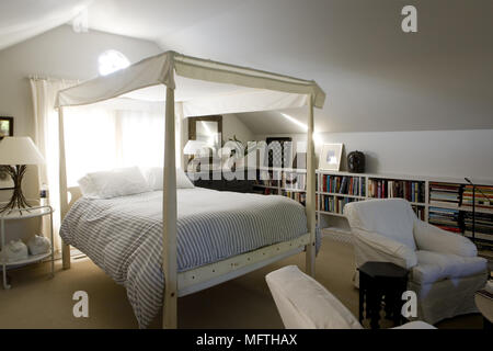 Modernen Landhausstil mit weißen Holzmöbeln Himmelbett im Schlafzimmer Stockfoto