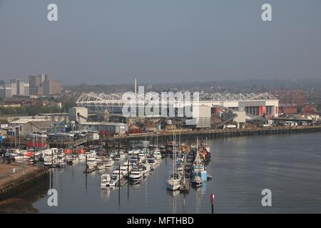 Ein Blick über den Fluss nach Southampton Itchen des Fußball-Club St. Mary's Stadium Stockfoto